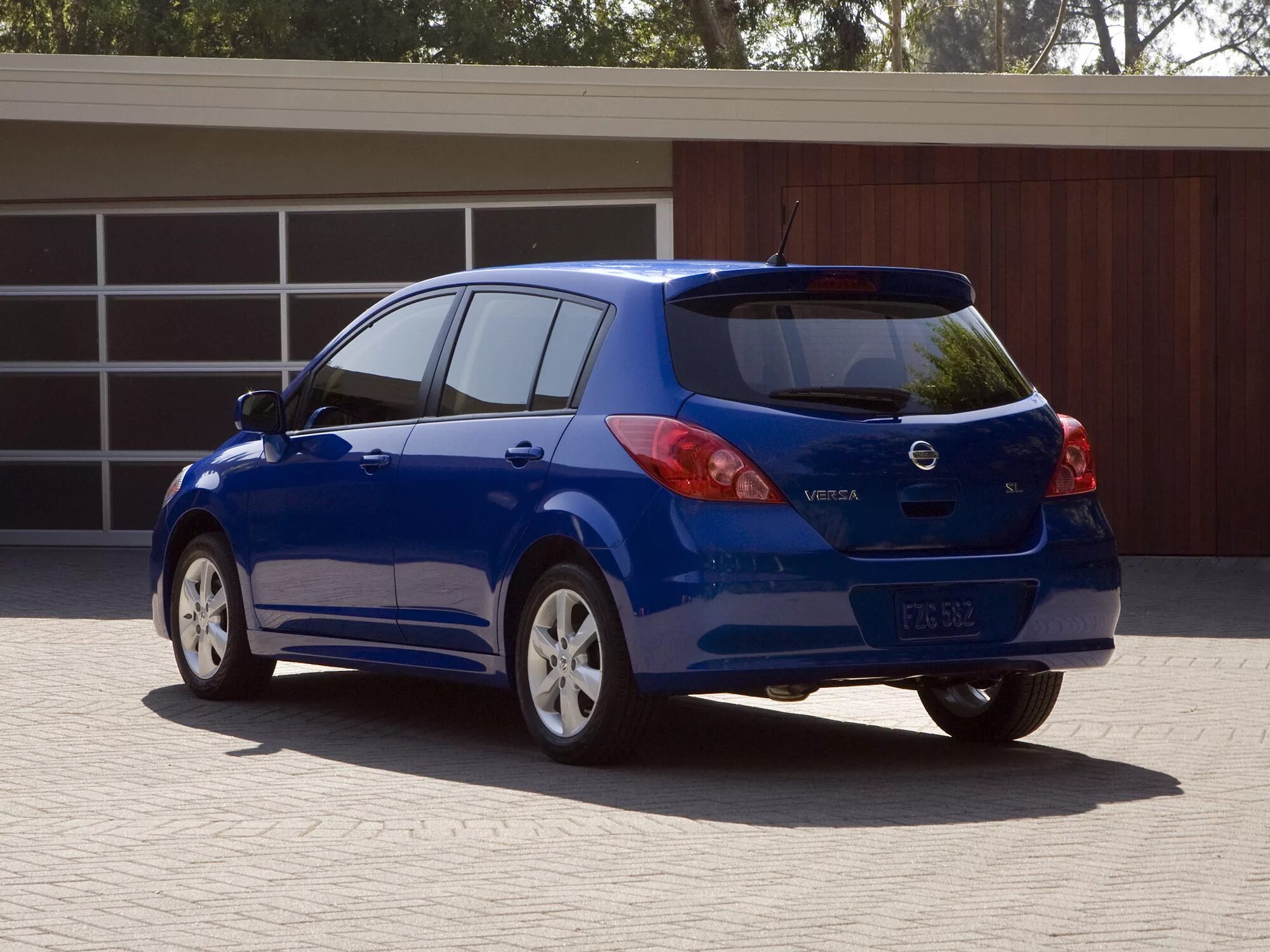 Nissan tiida 2008. Ниссан хэтчбек отзывы. Тиида хэтчбек 2008. Nissan micra 4 поколение. Nissan tiida.