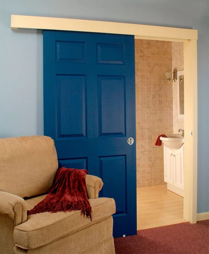 Двери в интерьере. Раздвижные двери в интерьере. Синие двери в интерьере. Цветные двери в интерьере.