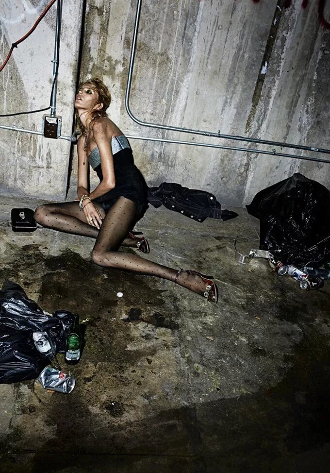 Девушка бухает. Девушка в подвале фотосессия. Грязные разговоры пьяных баб. Пьяные девушка воляеться. Грязные разговоры пьяных баб.