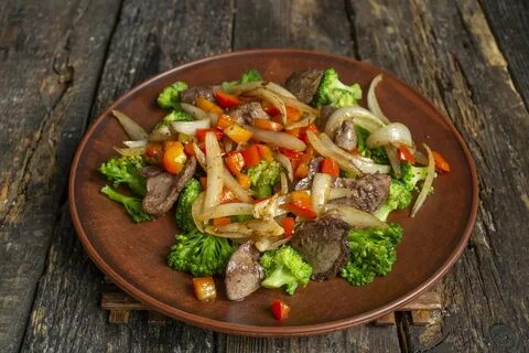 Тушеная печень с овощами сковороде