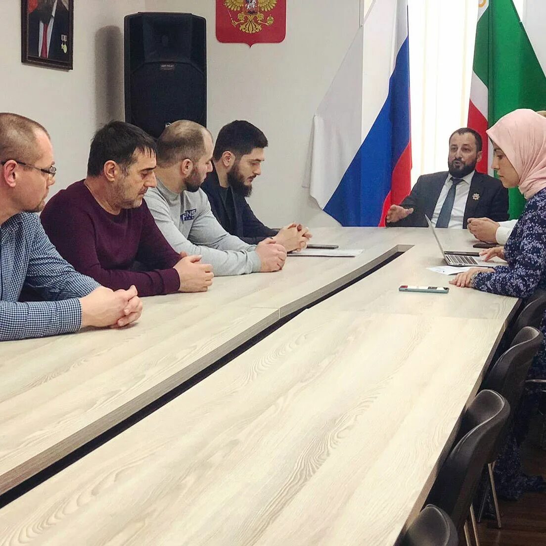 Судьи чеченской республики. Совещание. Совет безопасности чеченской республики. Министр промышленности чеченской республики. Промышленность чеченской республики.
