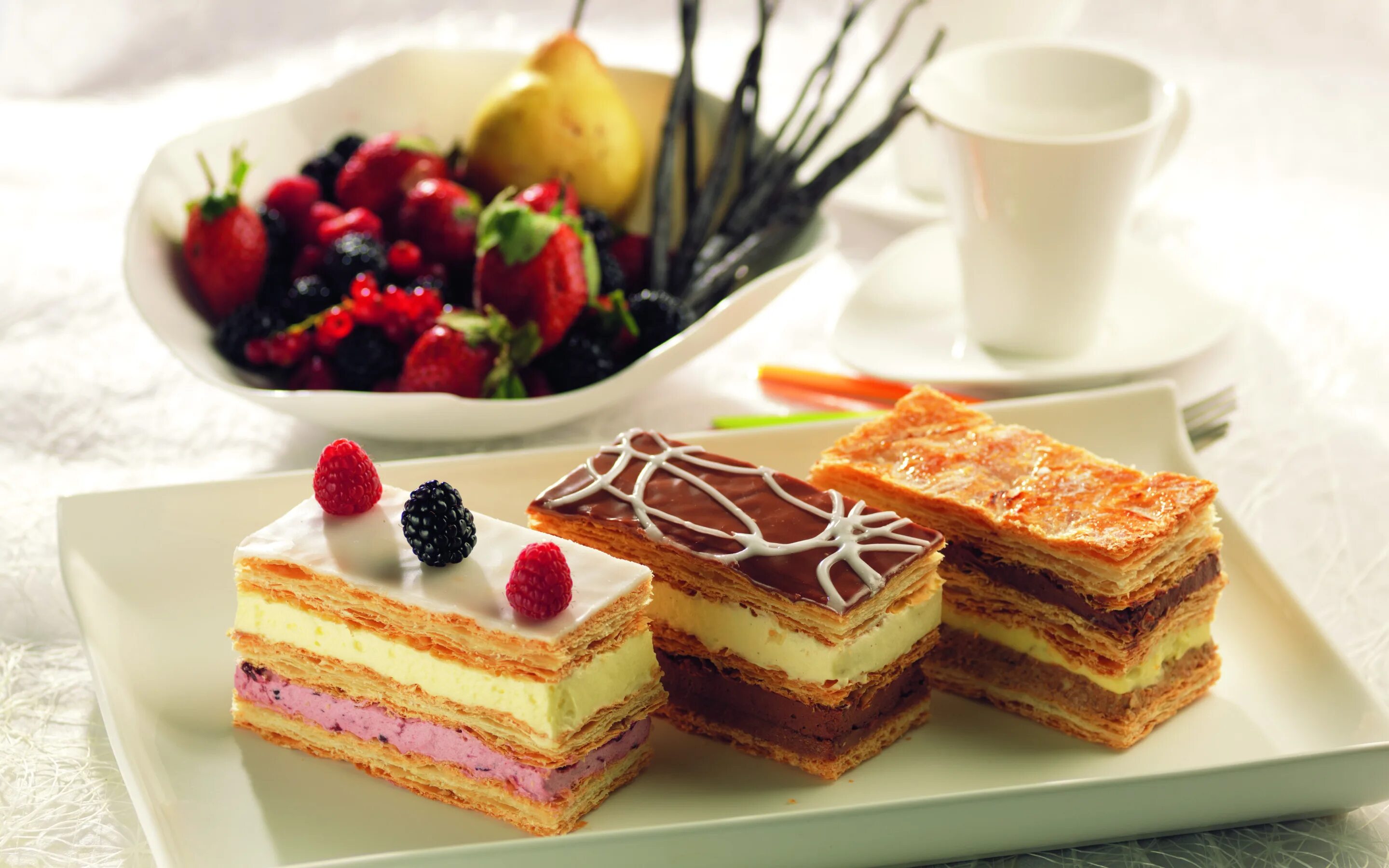 Красивые пирожные. Торты и пирожные. Pastries cakes. Хлебо булочные изделия. Аппетитный кусок торта.