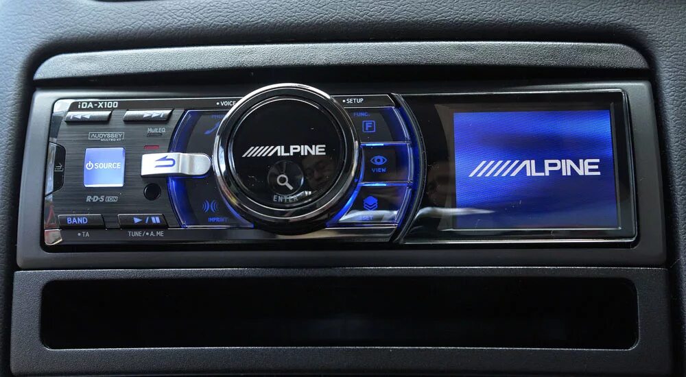 Alpine ida-x100m. Алпайн с блютузом. Алпайн ida x300. Магнитола с блютузом альпайм. Alpine 137bt.