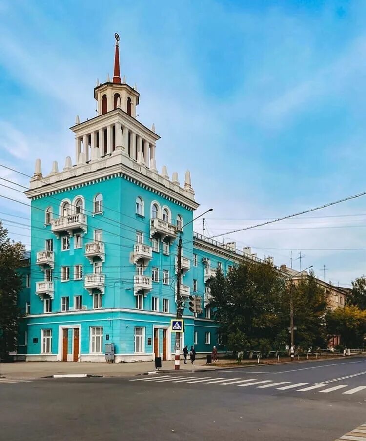 Дзержинск. Дзержинск Нижегородская область. Дом со шпилем Дзержинск. Дом со шпилем в Нижнем Новгороде. Дзержинск нижний новгород область