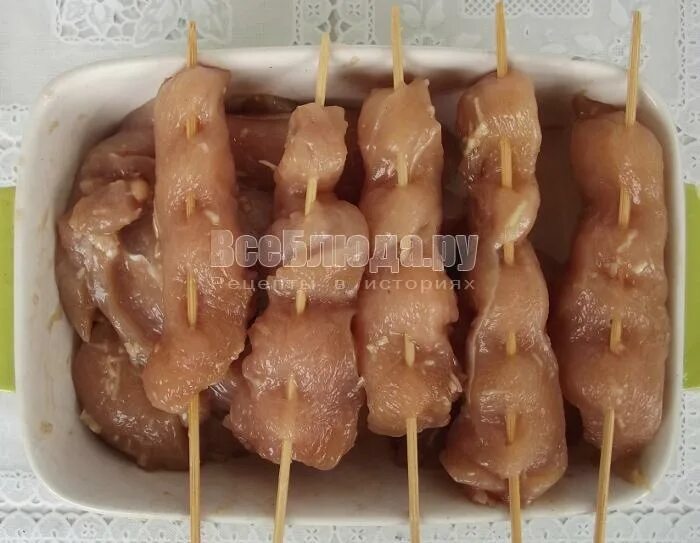 куриное филе на шпажках на сковороде