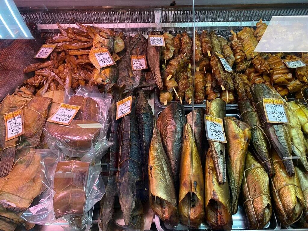 рыба на прилавке. рыбная витрина. магазин много рыбы. много рыбы интернет-магазин. много разных рыб.