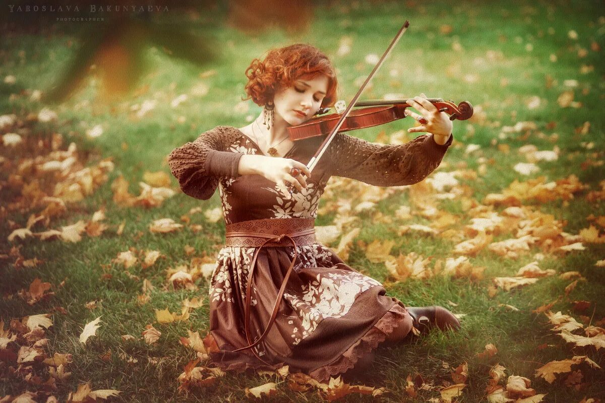 Девушки со скрипкой. Женщина со скрипкой. Фотосессия со скрипкой. Осень девушка со скрипкой. Скрипка играет стихи