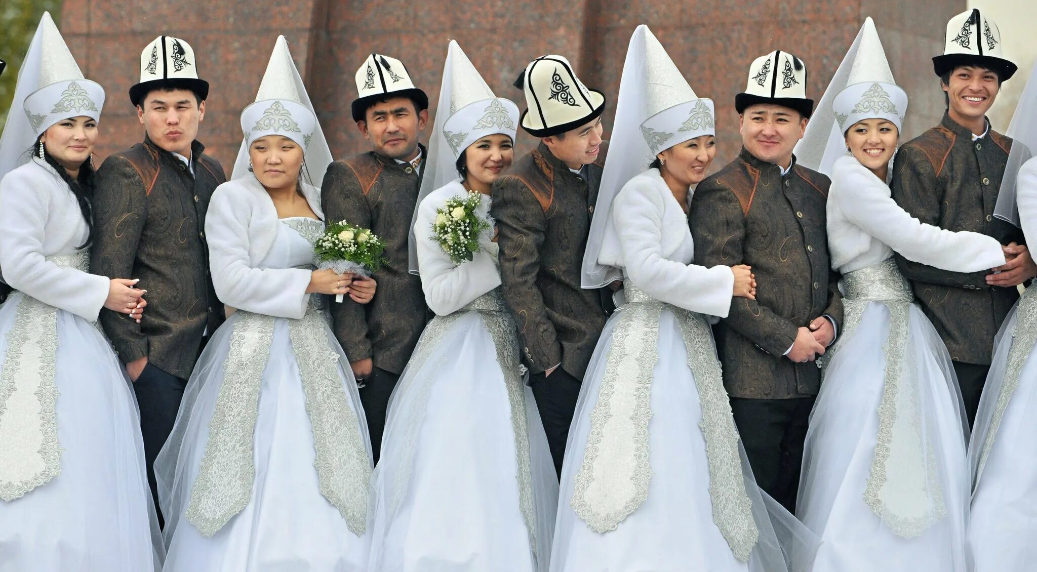 Свадьба у казахов. Киргизские национальные платья. Свадьба в Киргизии. Свадебный наряд киргизов. Казахский свадебный наряд.
