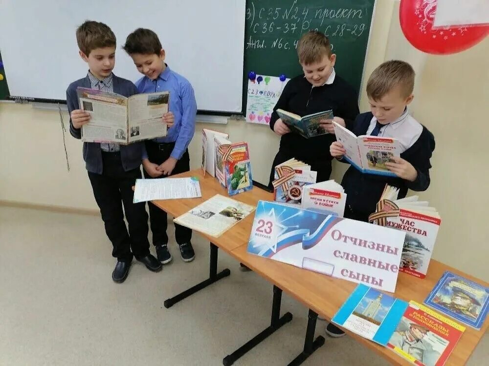 Библиотека проводит конкурс. 23 Февраля для детей в библиотеке. Мероприятия к 23 февраля в библиотеке для детей. Книжная выставка русский солдат умом и силою богат. Библиокешинг.