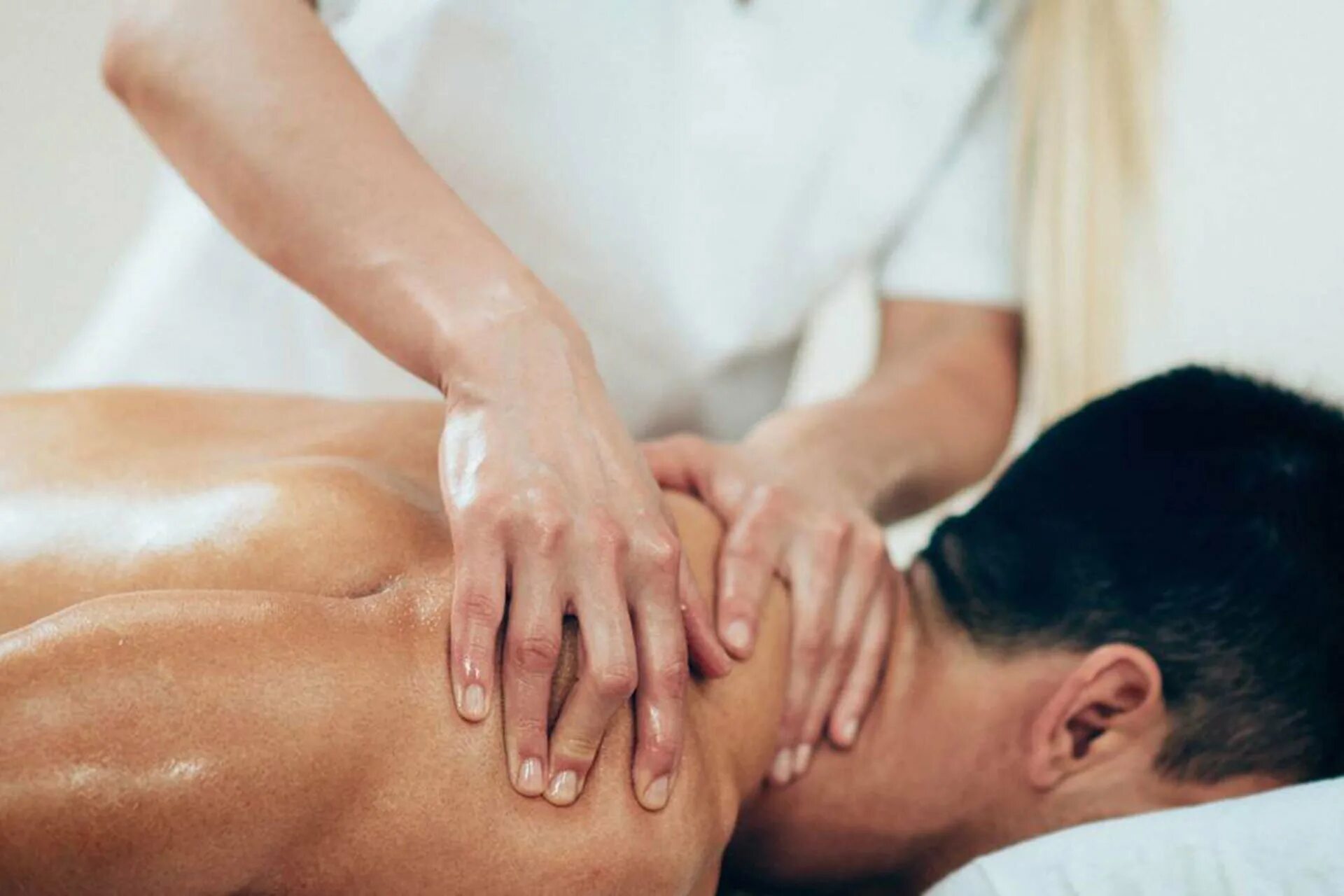 Massage guy. Спортивный массаж. Спортивный массаж тела. Массаж спортсменам. Тренировочный массаж.