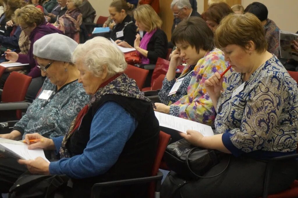 Школа третьего возраста в гатчине. Что хотят пенсионеры. Подработка для пенсионеров. Университеты для пенсионеров. Третий возраст работа.