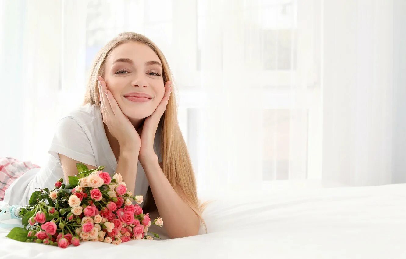 Девушка дарит подарок. Девушка в цветах. Мужчина дарит букет цветов. Радостная девушка с букетом. Девушка мечты дарю подарки и цветы.