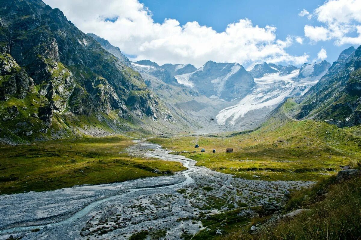 Осетия бассейн в горах