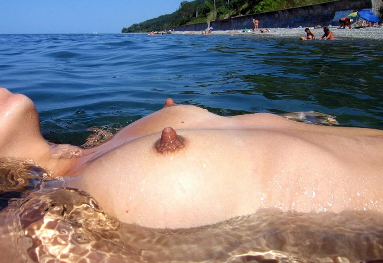 Соски на пляже крупным планом 