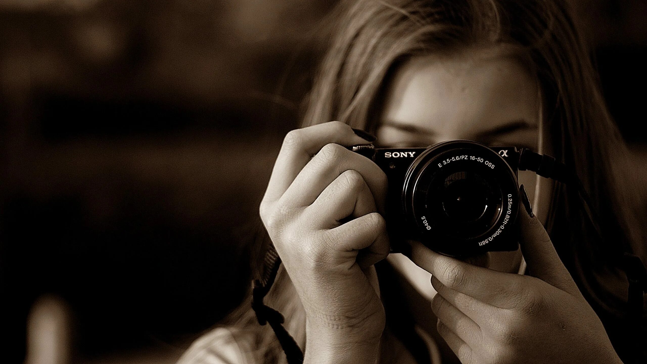 Что на фотографии. Девушка фотограф. Фотограф делает снимок. Ищу фотографа. Фотограф картинка сони.