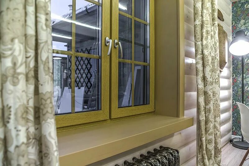 Окна с раскладкой в интерьере. Декоративная раскладка на окна. Белые окна с золотыми ручками.