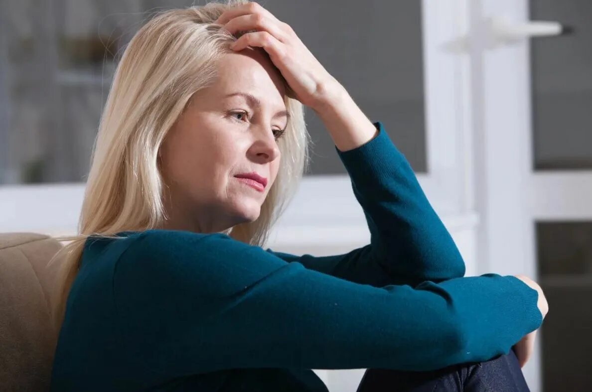 женщина средних лет в очках. женщина в депрессии. грустная женщина средних лет. женщина в кризисе. седая женщина грустная.