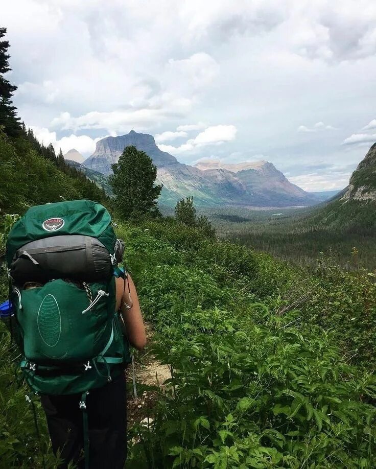 Traveling 21. Треккинг, хайкинг и бэкпекинг. Поход в горы. Рюкзак путешественника. Турист с рюкзаком.