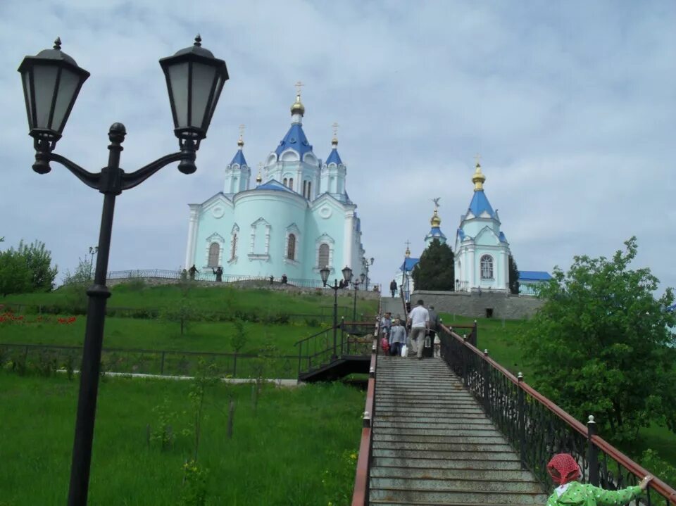 Сайт курской коренной пустыни. Коренная пустынь Курск. Монастырь в Курской области Коренная пустынь. Курская Коренная пустынь снаружи.