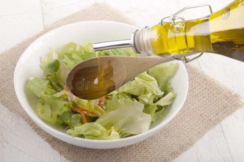Почему горчит оливковое. Ложка для салата. Наливаем масло в миску картинки. Наливать масло в салат картинка. Масло оливковое для салатов на бутылке.