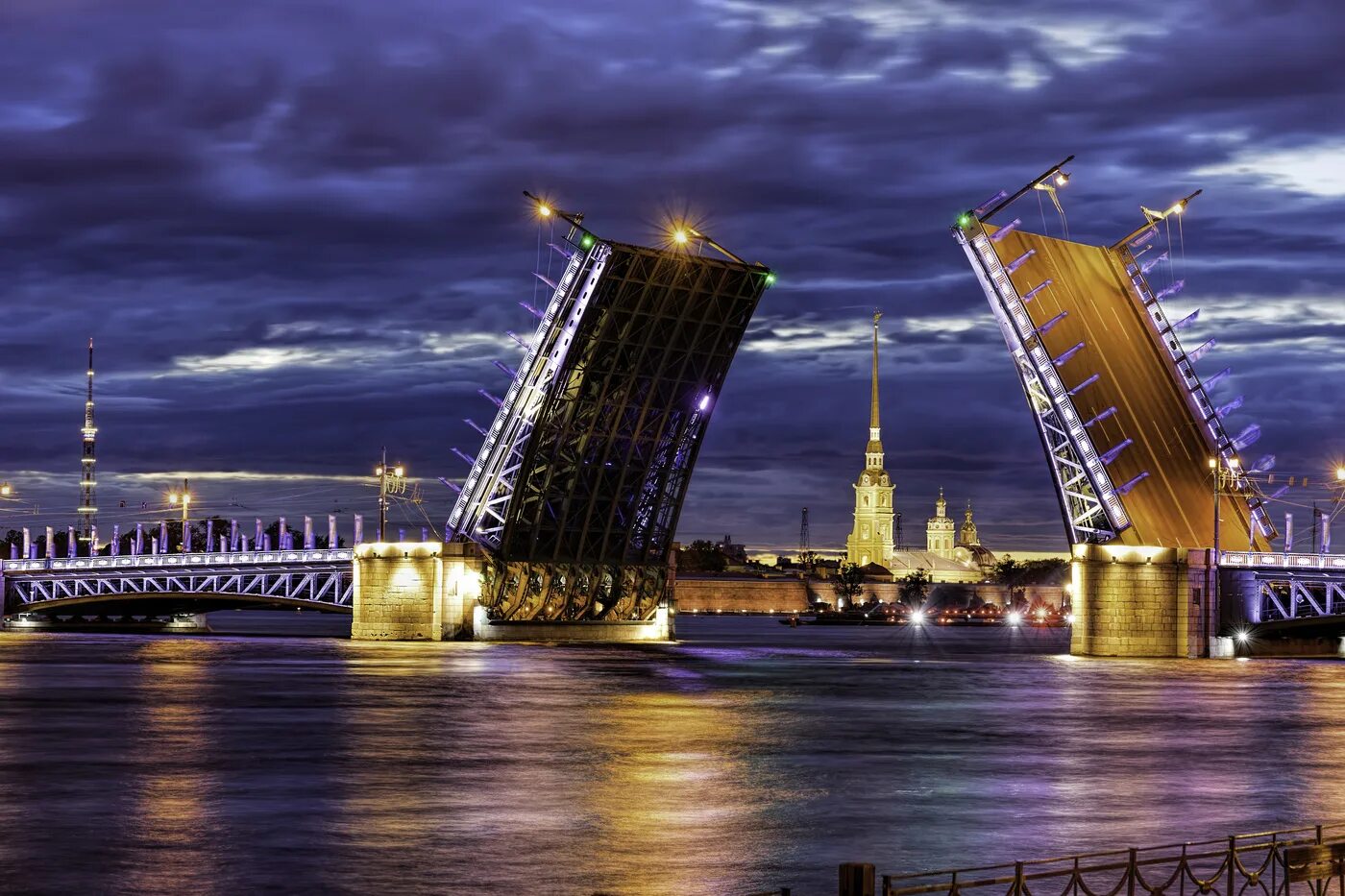 Дворцовый мост санкт петербург кратко. Дворцовый мост в Санкт-Петербурге. Дворцовый мост с видом на Петропавловскую.
