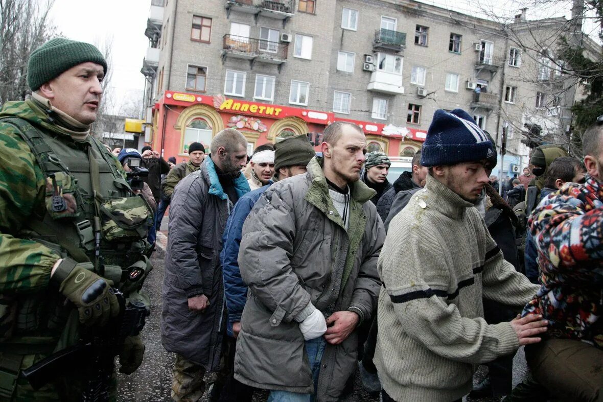 Военнопленные украинки. Кадыровцы солдаты. Пленные украины в донецке. Военнопленные украинки. Пленные украинские солдаты 2022.