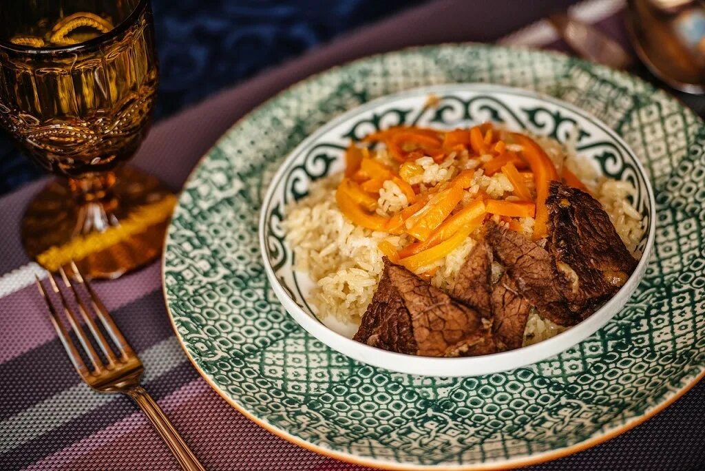 Ближайшая узбекская кухня. Узбекская кухня. Блюда узбекской кухни. Национальные блюда Узбекистана. Плов на столе.