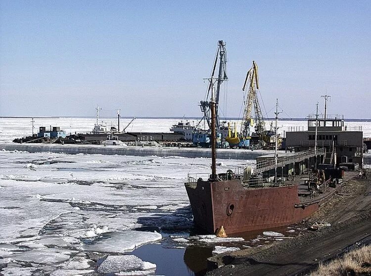 Ледозащитная дамба в хатанге. Морской порт хатанга здание. Порт хатанга. Хатанга речной порт. Порт хатанга.