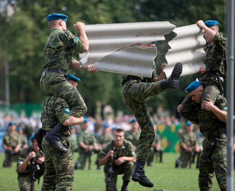 Десантники войска. Воздушно-десантные войска. Воздушно-десантные войска (ВДВ). Воздушные десантные войска. Десантники в армии.