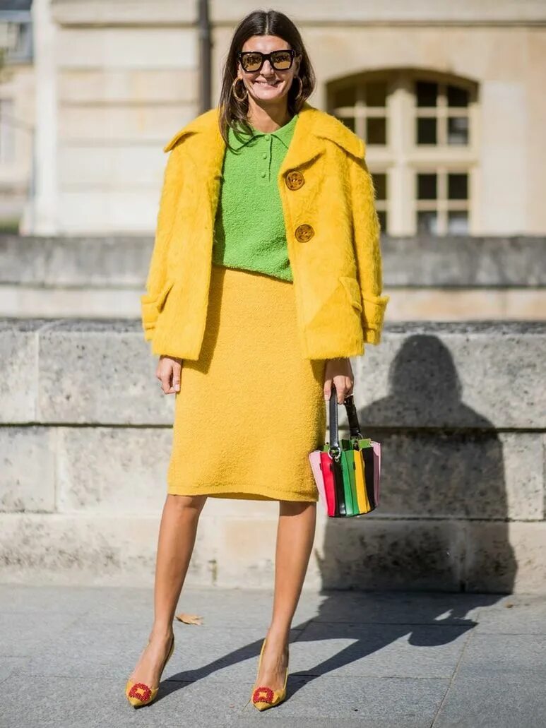 желтое платье стритстайл. цвет горчица в одежде. образ в горчичных оттенках. желто горчичный цвет в одежде. яркая одежда.