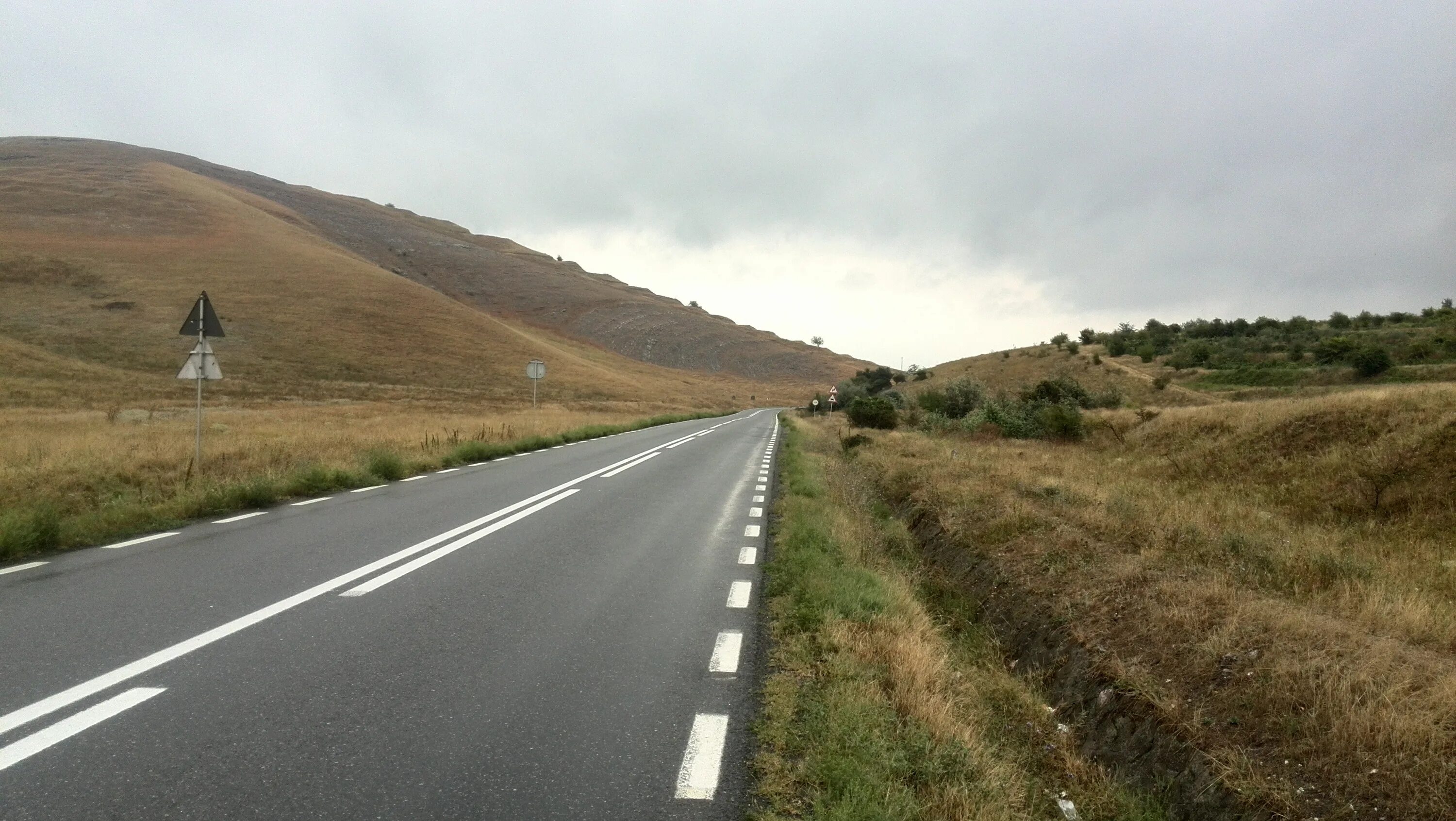 Добруджа горы. Добруджа природа. Ун воженная дорога. Countryside Lane Road.