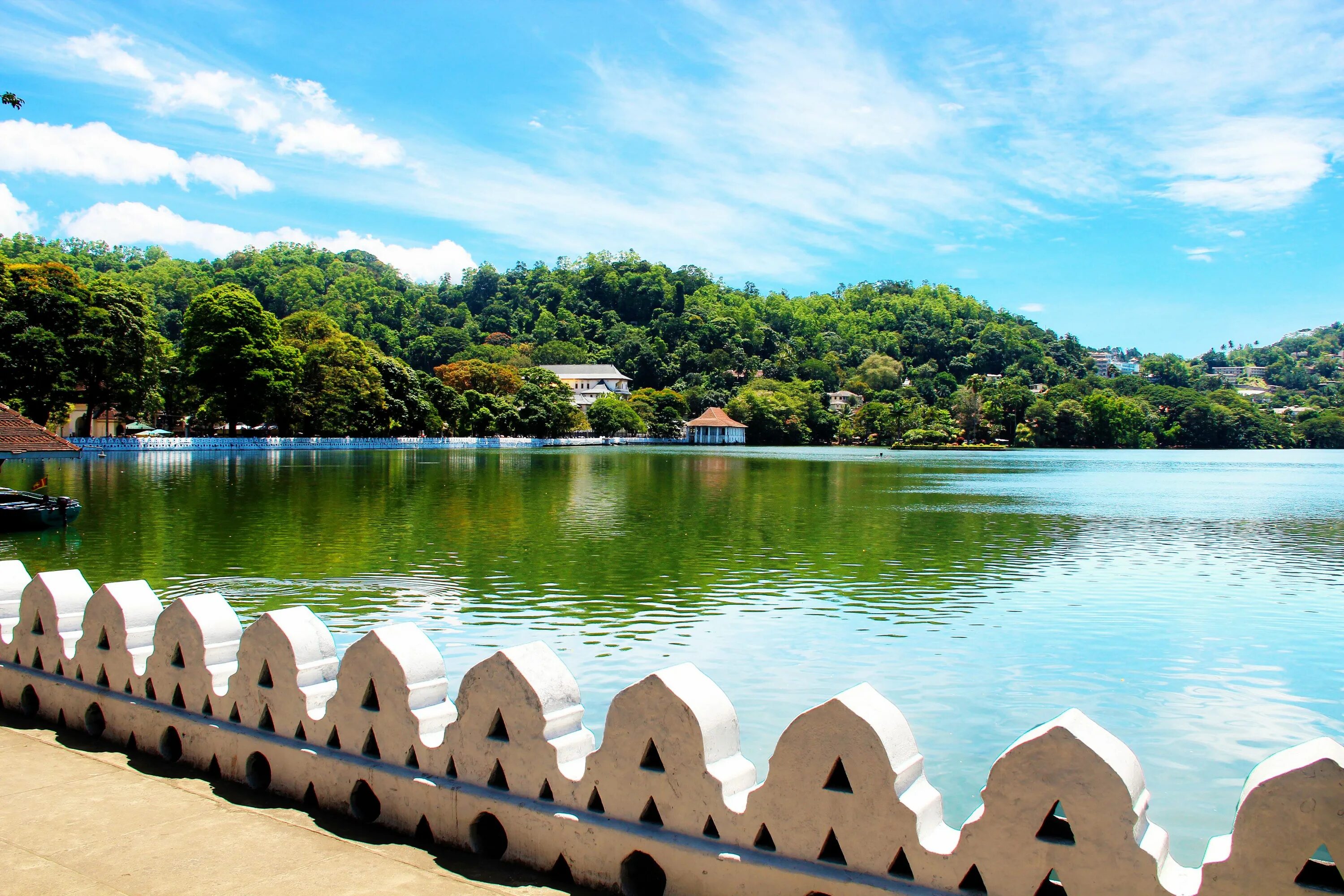 Озера шри ланки. Озеро Канди Шри Ланка. Kandy Lake Канди. Канди Шри Ланка пляжи. Канди Шри Ланка достопримечательности.