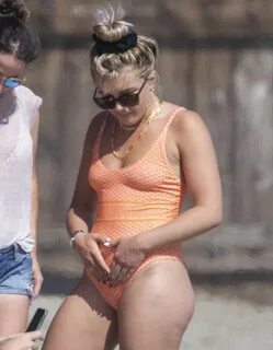 Florence Pugh - Beach in Malibu 04/07/2021.