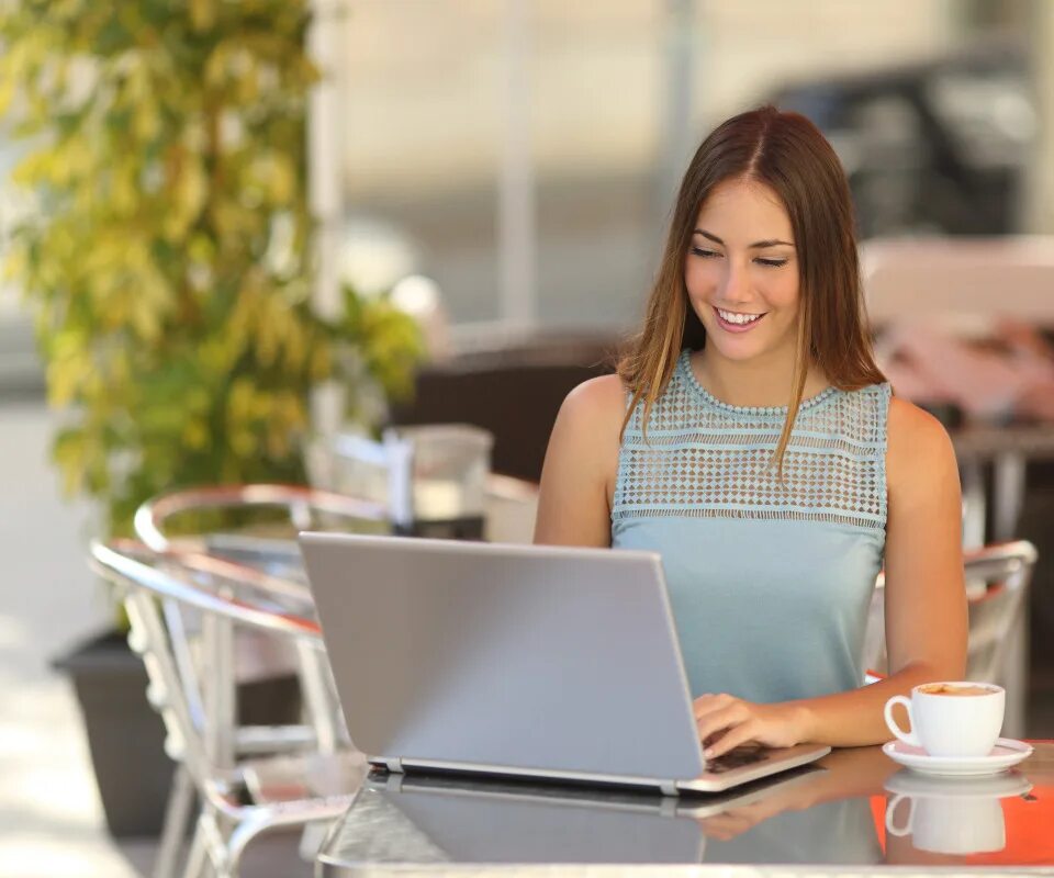 Бизнес леди. Модели удаленной работы. Женщина на диване с ноутбуком. Человек с ноутбуком. Модели удаленной работы.