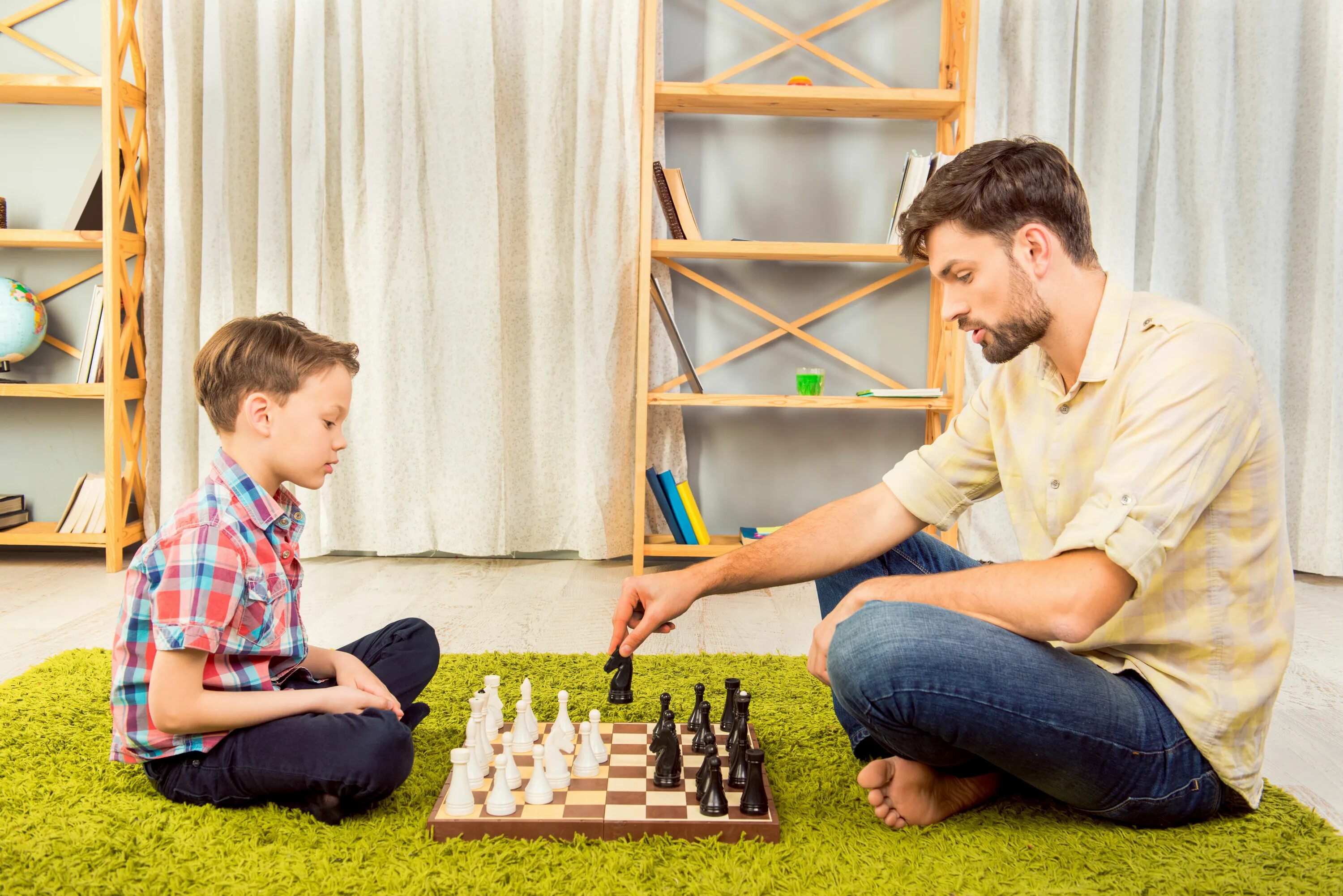 Папа играет в шахматы. Папа с сыном играют в шахматы. Играющие в шахматы сын и отец. Папа с сыном играют в шахматы фото. Научи папу играть