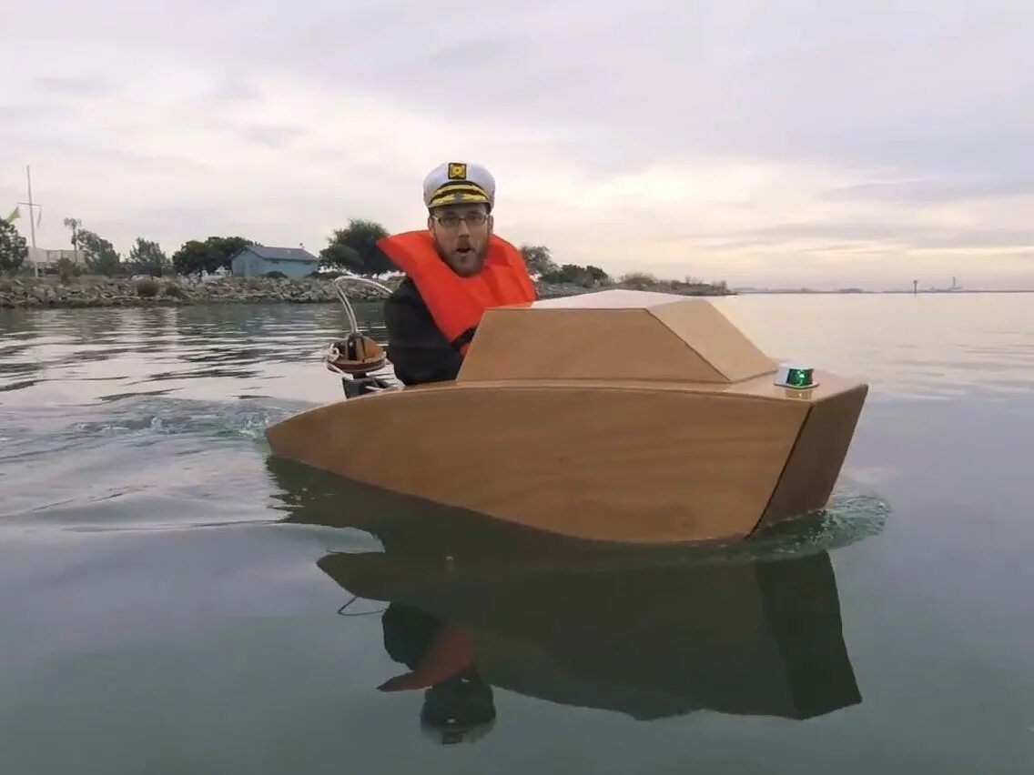 Купить мини лодку. Мини лодка, мини Боат (Mini Boat. Мини лодка с электромотором Пауля Элькинса. Мини катер с мотором. Маленький мотор для лодки.