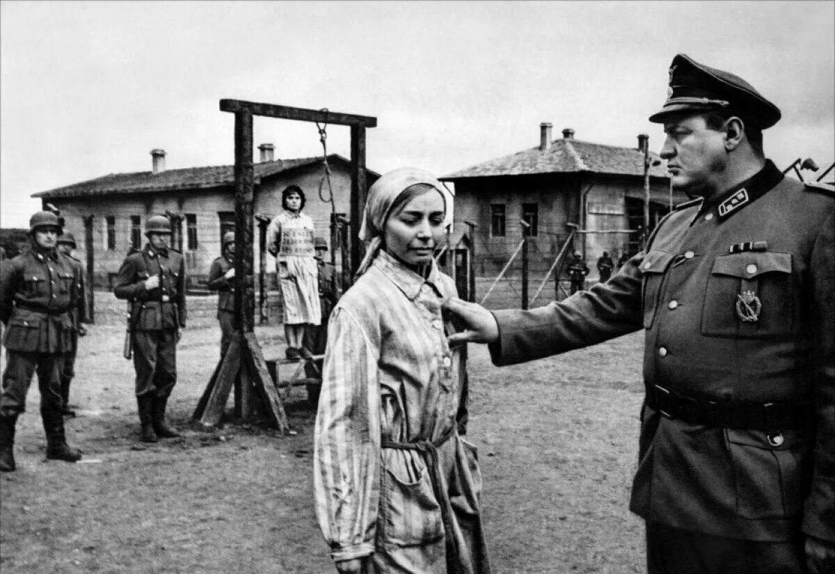 Плен украинских девушек. Пленные немецкие женщины в вов 1941-1945. военнопленные женщины 1941. казнь советских военнопленных второй мировой войны. лагерь дахау расстрел немцев.