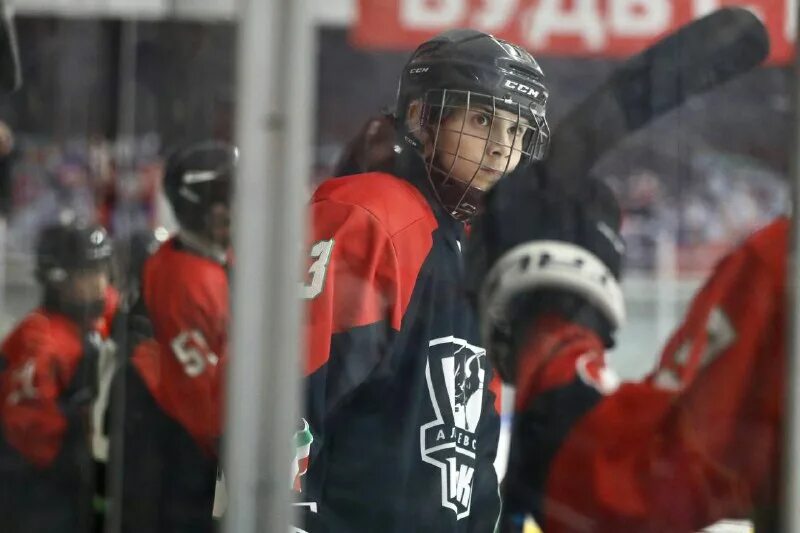 Нефтяник 2009. Антон угольников хоккеист. Нефтяник 2006. Trent yawney hockey. Мхк чайка.