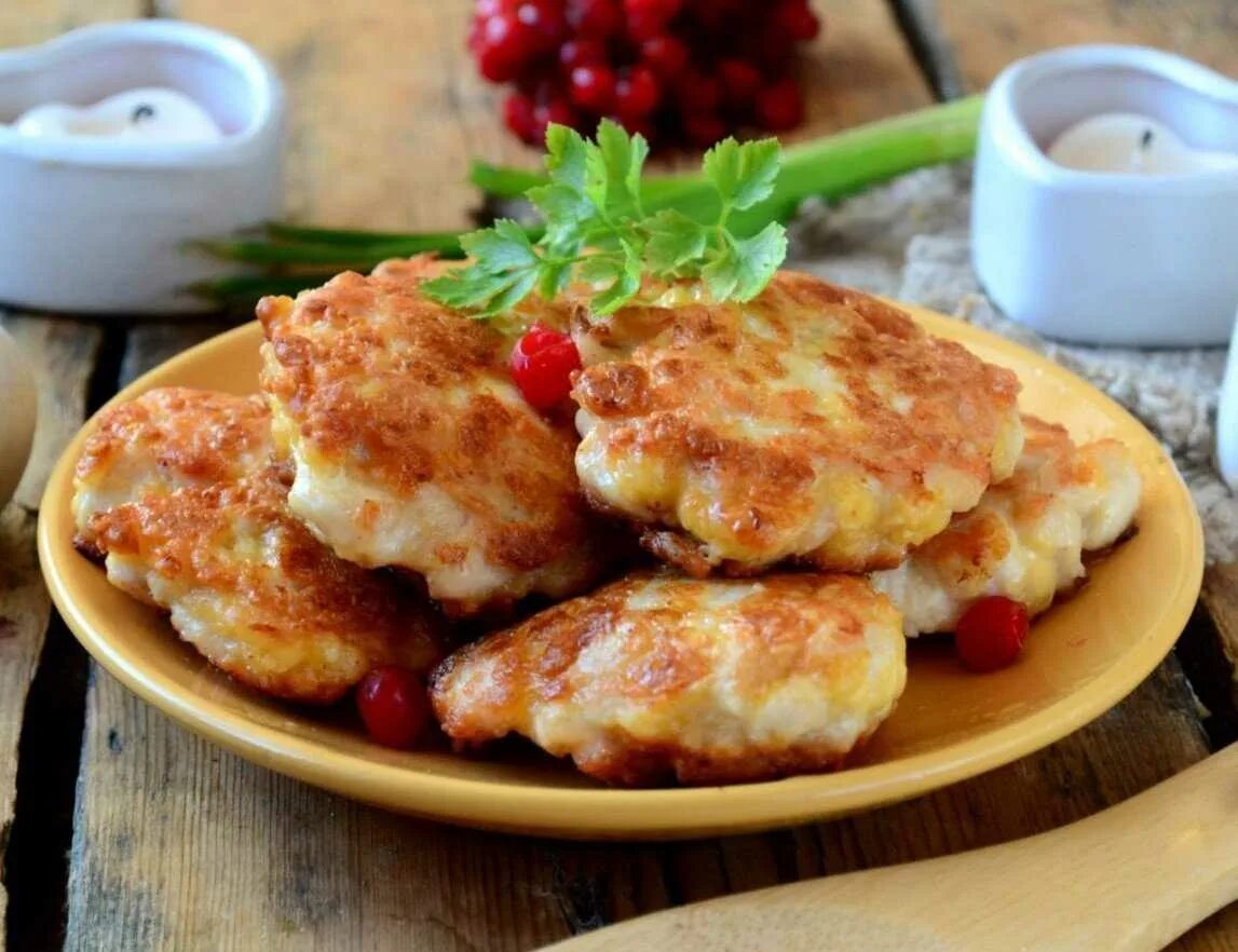 Сыр курочки. Куриные котлеты растрепки. котлеты из куриной грудки. куриные котлеты с сыром. шницель куриный.