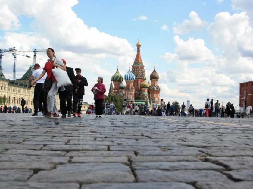 Погулять в москве подростку. Интересные места в Москве для детей. Интересные места в Москве для молодежи летом. Дети гуляют на красной площади в Москве. Интересные места в Москве для молодежи весной.