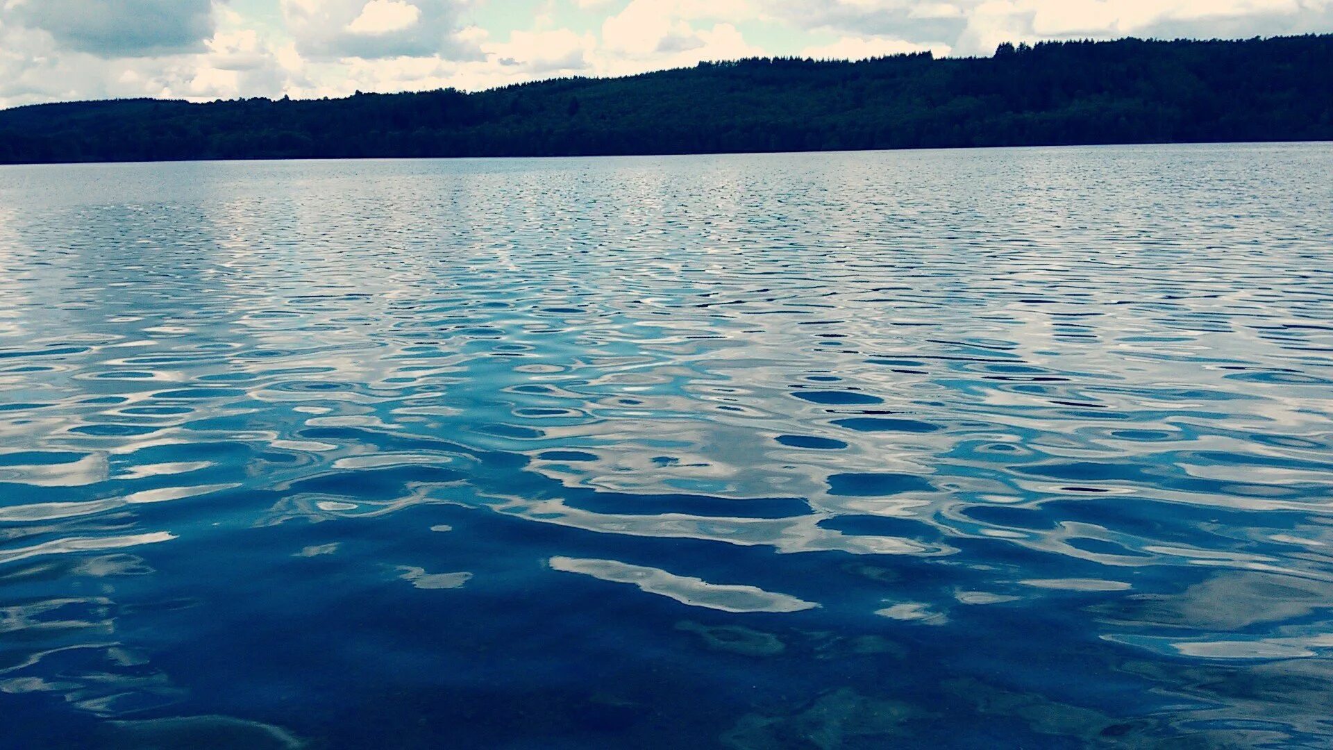 Водную гладь озера. Вода озеро. Водная гладь. Вода река. Красивое чистое озеро.