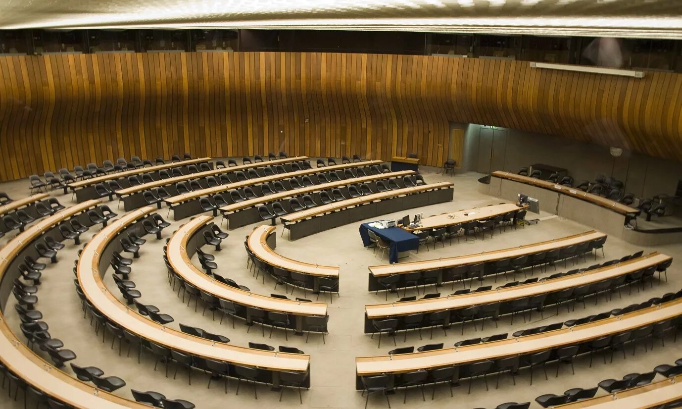Дом оон. Женева ООН дворец наций. Дворец наций Женева Швейцария. Залы ООН Женева дворец наций. Здание ООН В Женеве.