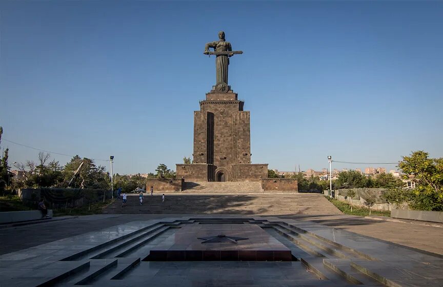 Памятники армянам. Мать-Армения Армения, Ереван, парк Ахтанак. Монумент мать Армения в Ереване. Парк Победы Ереван Армения. Парк Ахтанак в Ереване.