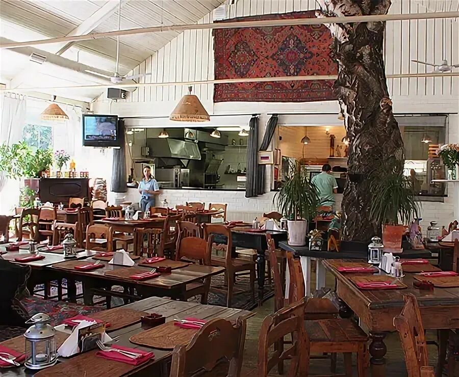 У дачи ресторан жуковка. Веранда у дачи жуковка. Веранда удачи жуковка. Царская охота зимняя веранда. Веранда у дачи ресторан жуковка.