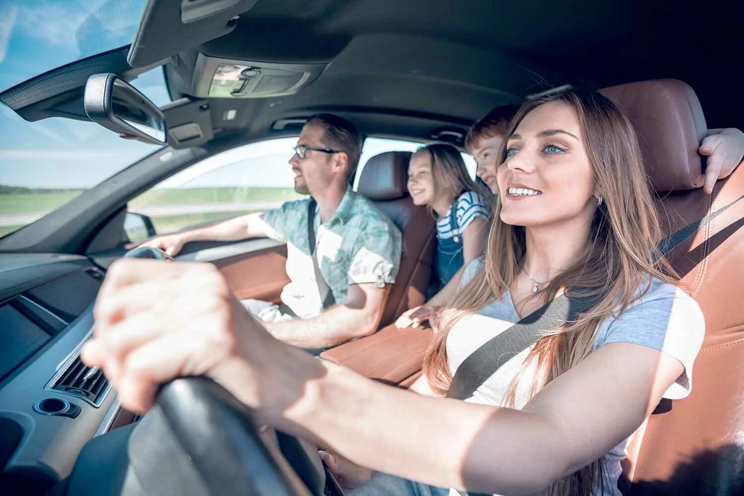 She drive a car now. Семья в машине. Мама за рулем. Счастливая семья в машине. Женщины за рулем путешествие.