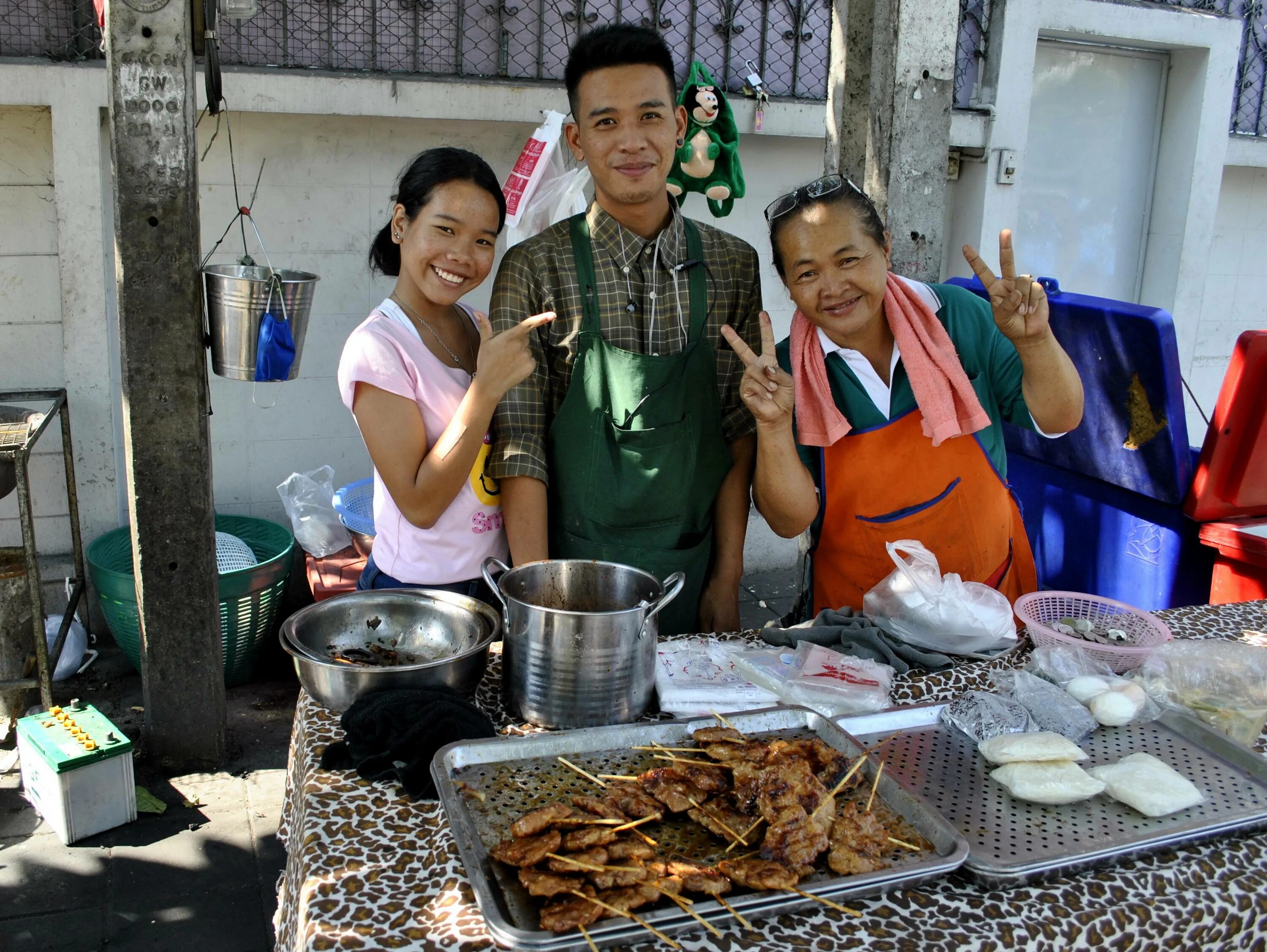 Иностранцы в тайланде. Корона в таиланде. Иностранцы в тайланде. Тайланд туристы. Тайланд местное население.