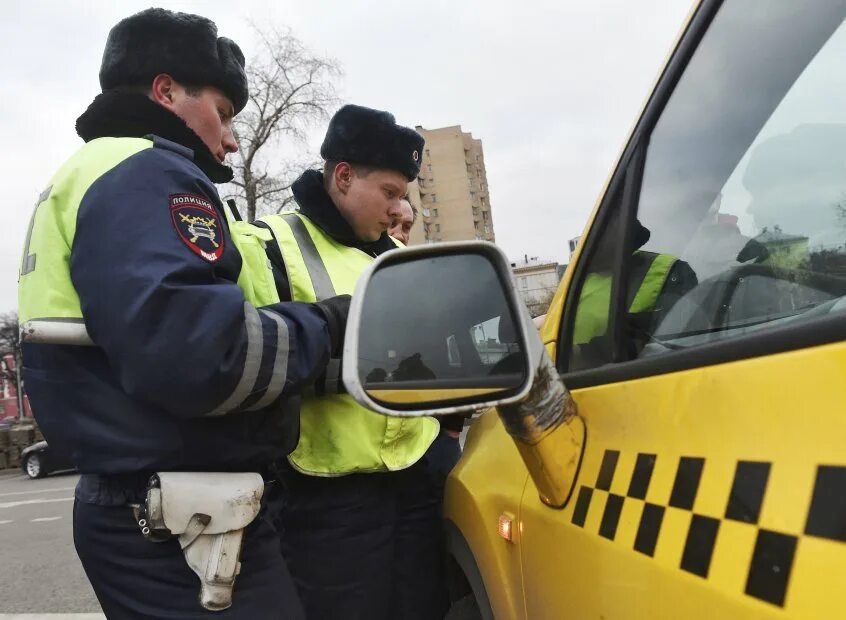 Недовольный таксист. Такси гибдд. Гаишник и такси. Водитель такси. Женщина за рулем.