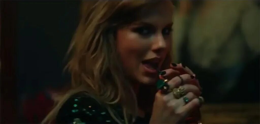 Taylor swift i did something bad. Тейлор свифт i did something bad. тейлор свифт королева змей. тейлор свифт открыла рот. i did something bad.