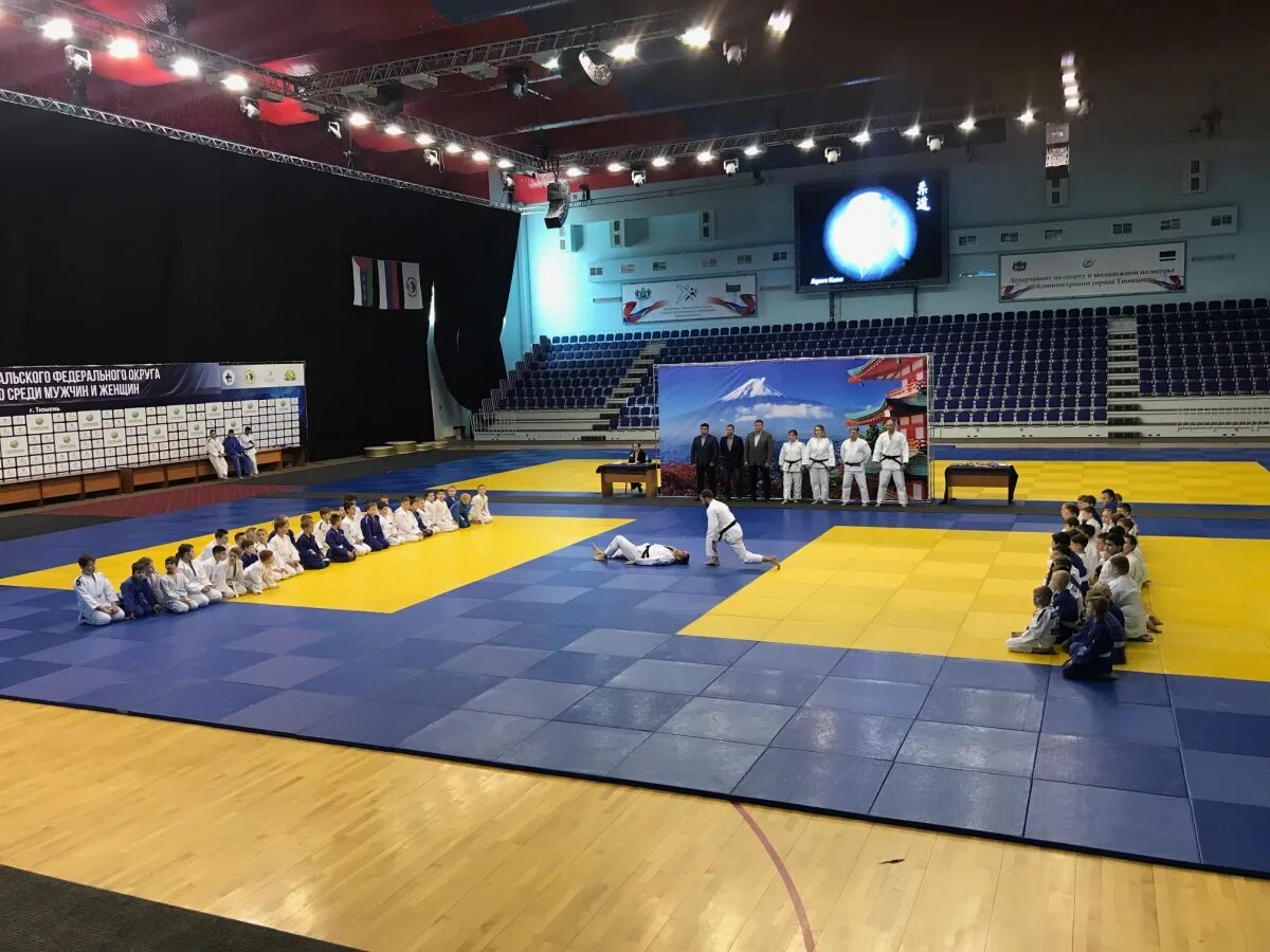 Центр дзюдо тюмень бассейн ресепшн. Центр дзюдо тюмень. Спортивный центр дзюдо в тюмени тюмени. Зал дзюдо тюмень. Самый большой дзюдо центр в тюмени.