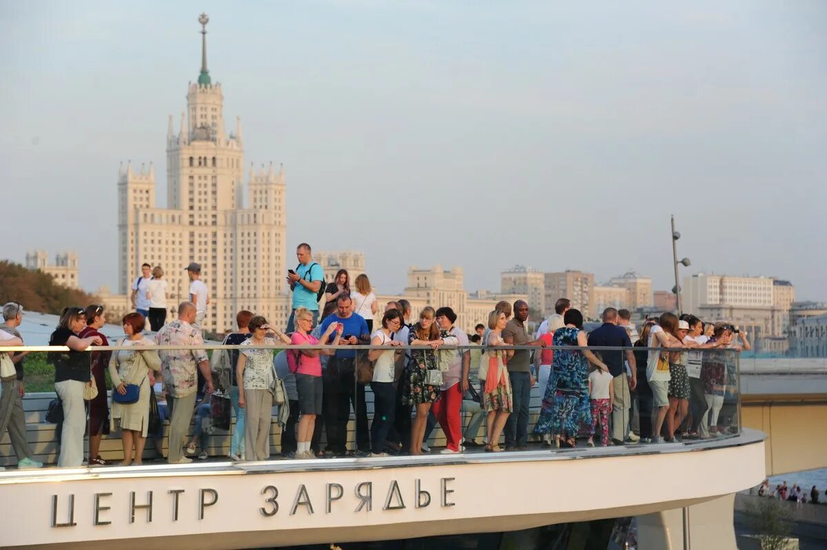 Население москвы выросло. Жители Москвы. Население Москвы 2022. Население Москвы фото. Зарядье 2021 и человек.